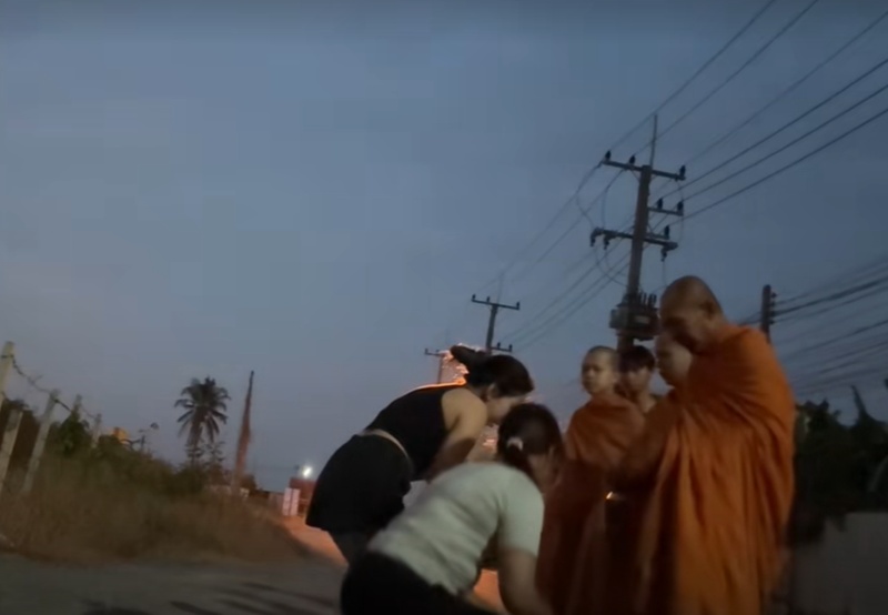 ใส่บาตร