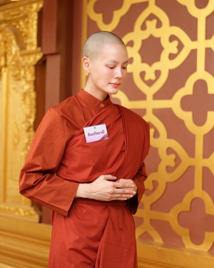 อั้ม อธิชา ร่วมพิธีบวช เจนี่ เทียนโพธิ์สุวรรณ