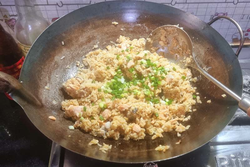 ข้าวผัดแซลมอน