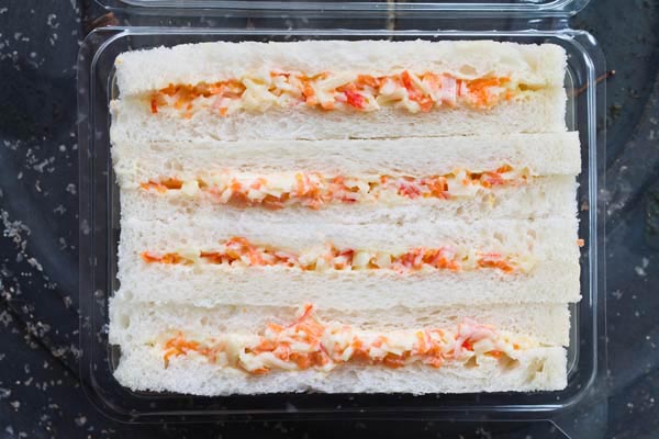 ขนมปังแซนด์วิชไส้ปูอัด