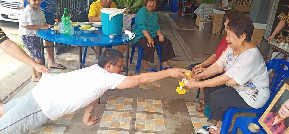 รดน้ำดำหัวผู้ใหญ่