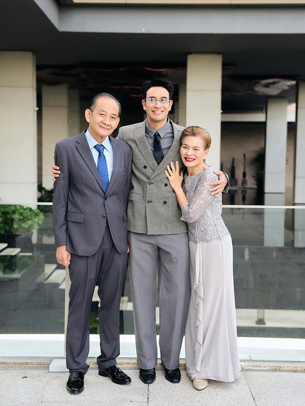 เปิดภาพ เกรท วรินทร ควงพ่อแม่ร่วมงานแต่ง
