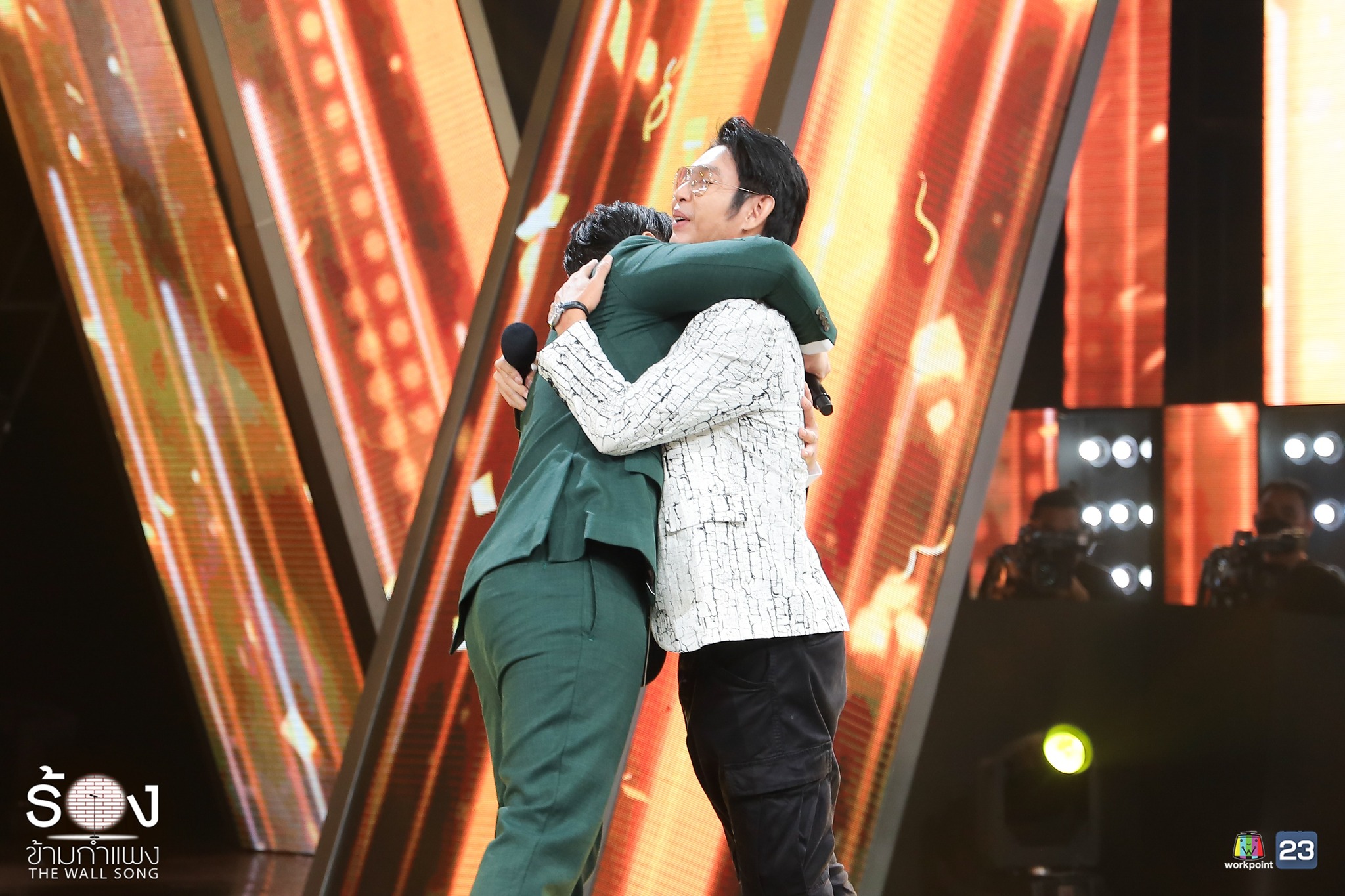 ร้องข้ามกำแพง 