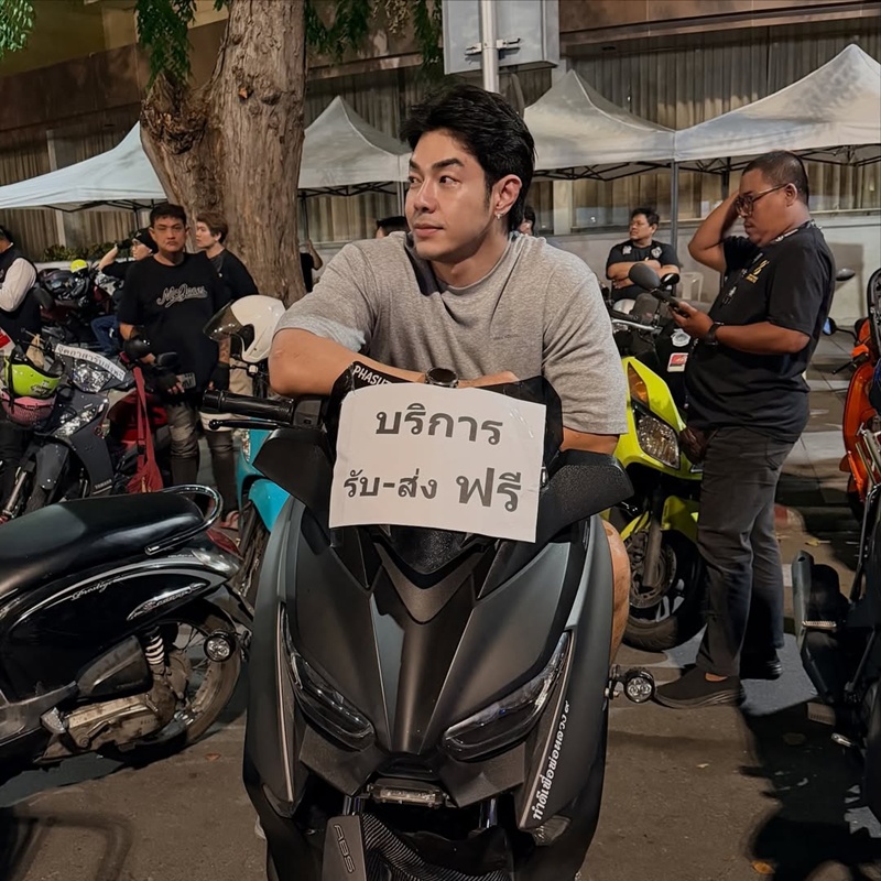 อาร์ต พศุตม์ อาสาช่วยจัดแถว ขี่รถรับส่งฟรีที่สนามหลวง เพื่อร่วมถวายความอาลัย