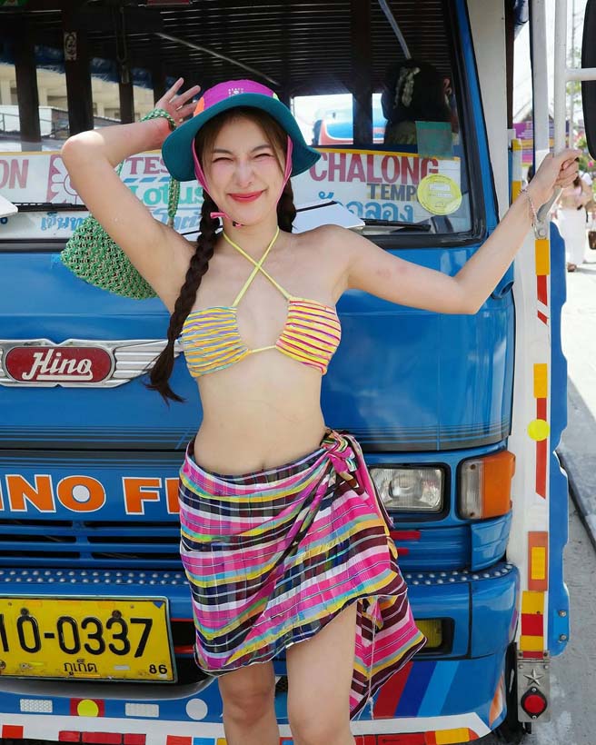 จันจิ จันจิรา โชว์แฟชั่นมิกซ์ แอนด์ แมตช์ ท่อนบนบิกินี่ ท่อนล่างผ้าขาวม้า