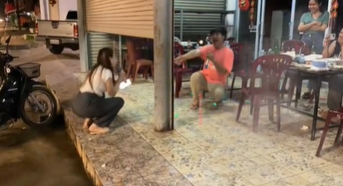 ร้องข้ามกำแพง