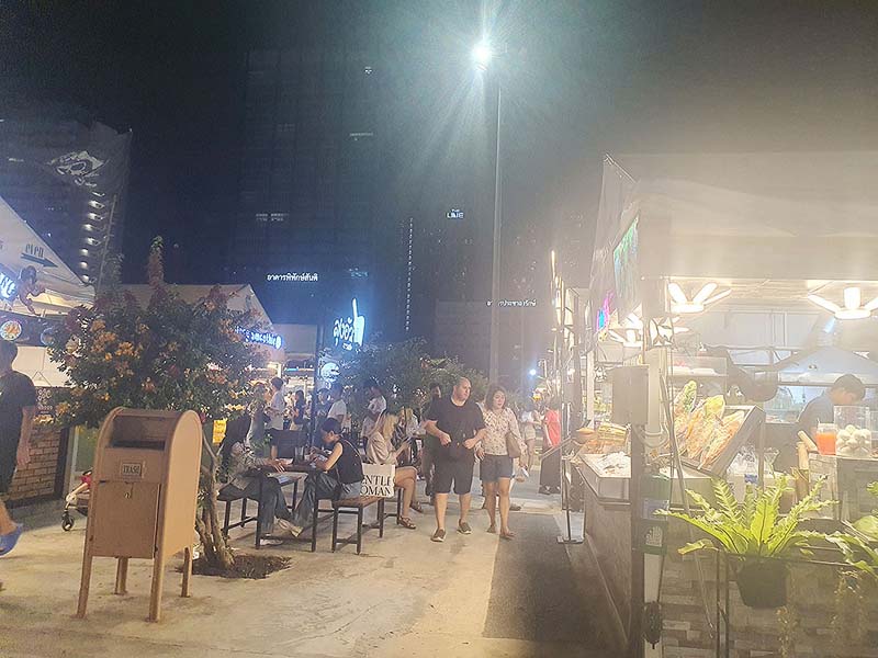 จ๊อดแฟร์ แดนเนรมิต (JODD FAIRS DanNeramit) ตลาดนัดกลางคืน