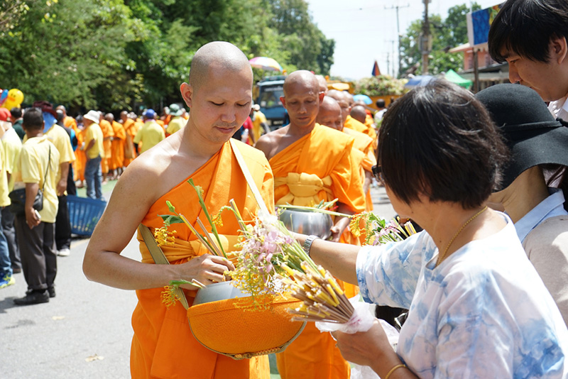 ประเพณีตักบาตรดอกไม้