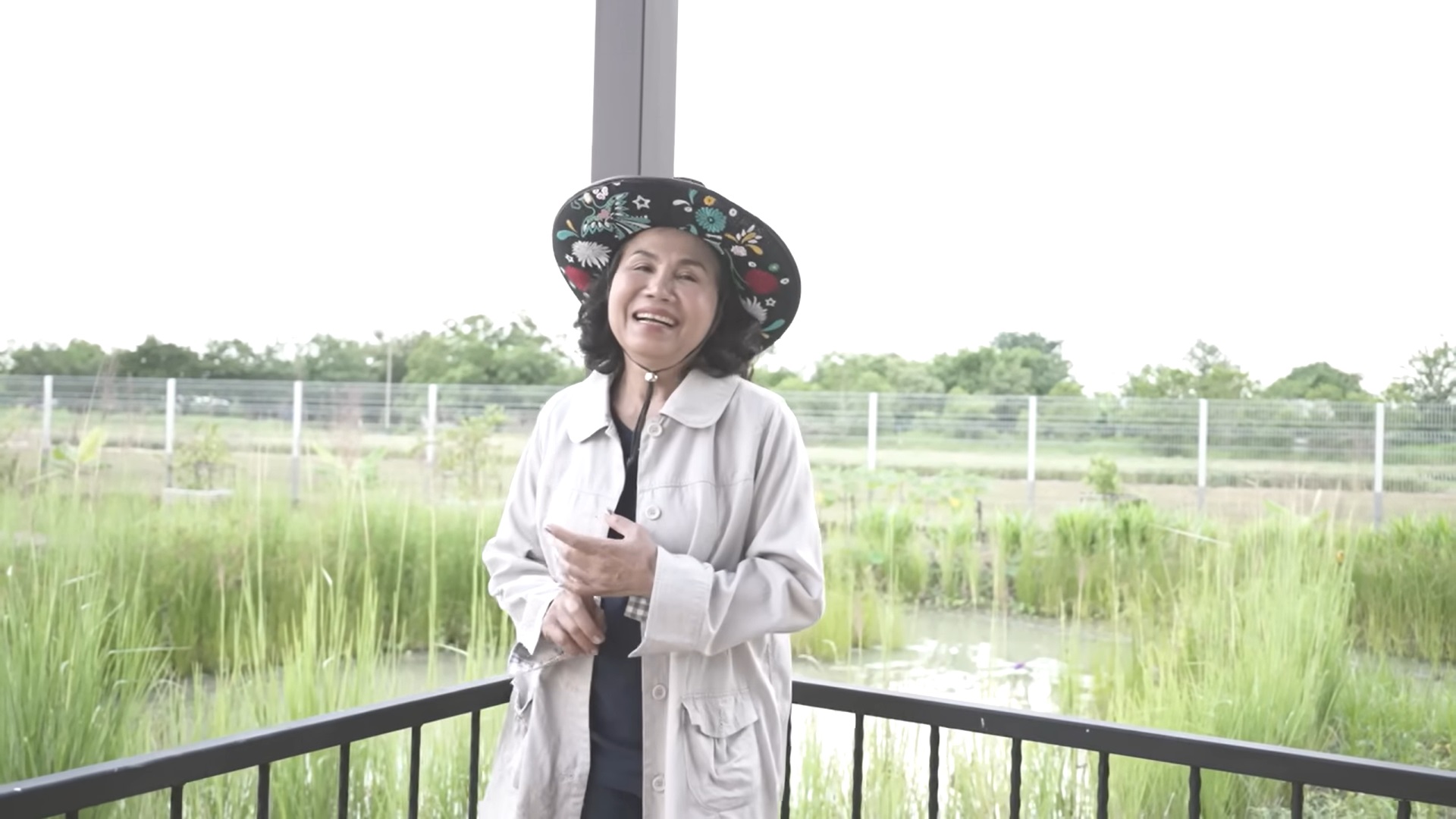 คุณยายหนิง แม่ชมพู่ 