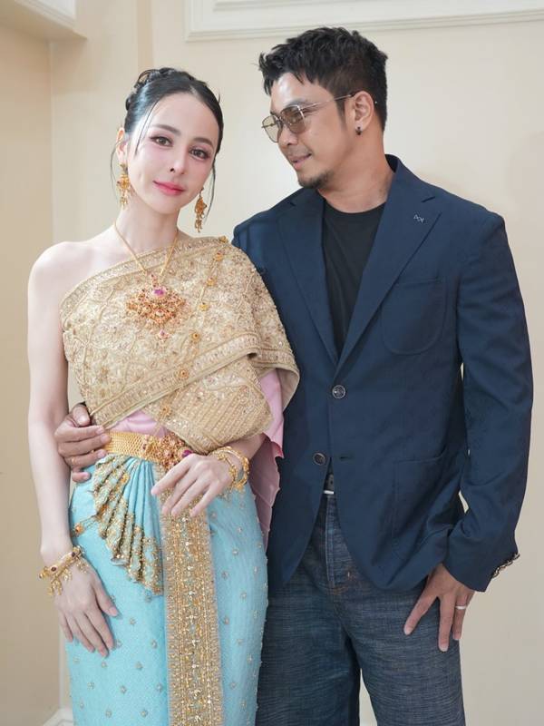 หนุ่ม กะลา ควง จ๊ะโอ๋ งามพริ้ง ร่วมทำบุญบ้านแม่