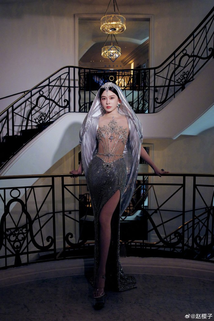 จ้าวอิงจื่อ ถูกไล่พ้นพรมแดงเมืองคาน์ส 2025 เหตุชุดโป๊เกิน