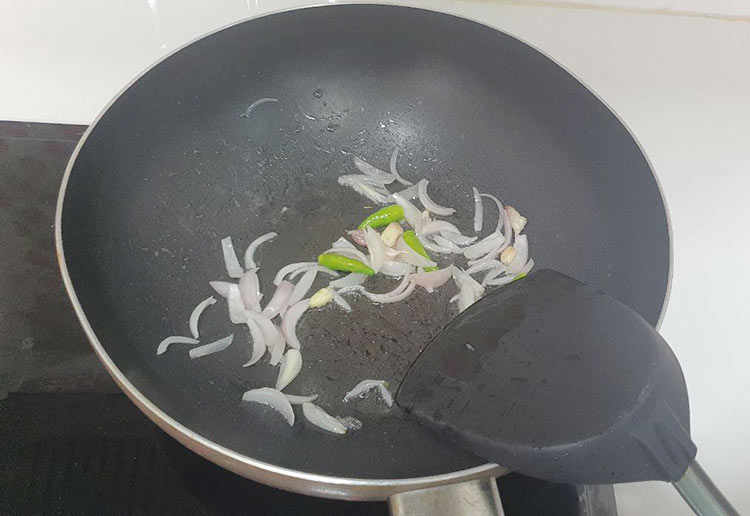 วิธีทำผัดวุ้นเส้นชะอมไข่