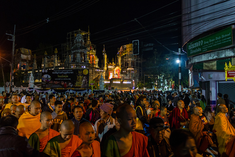 ประเพณีตักบาตร จังหวัดเชียงราย