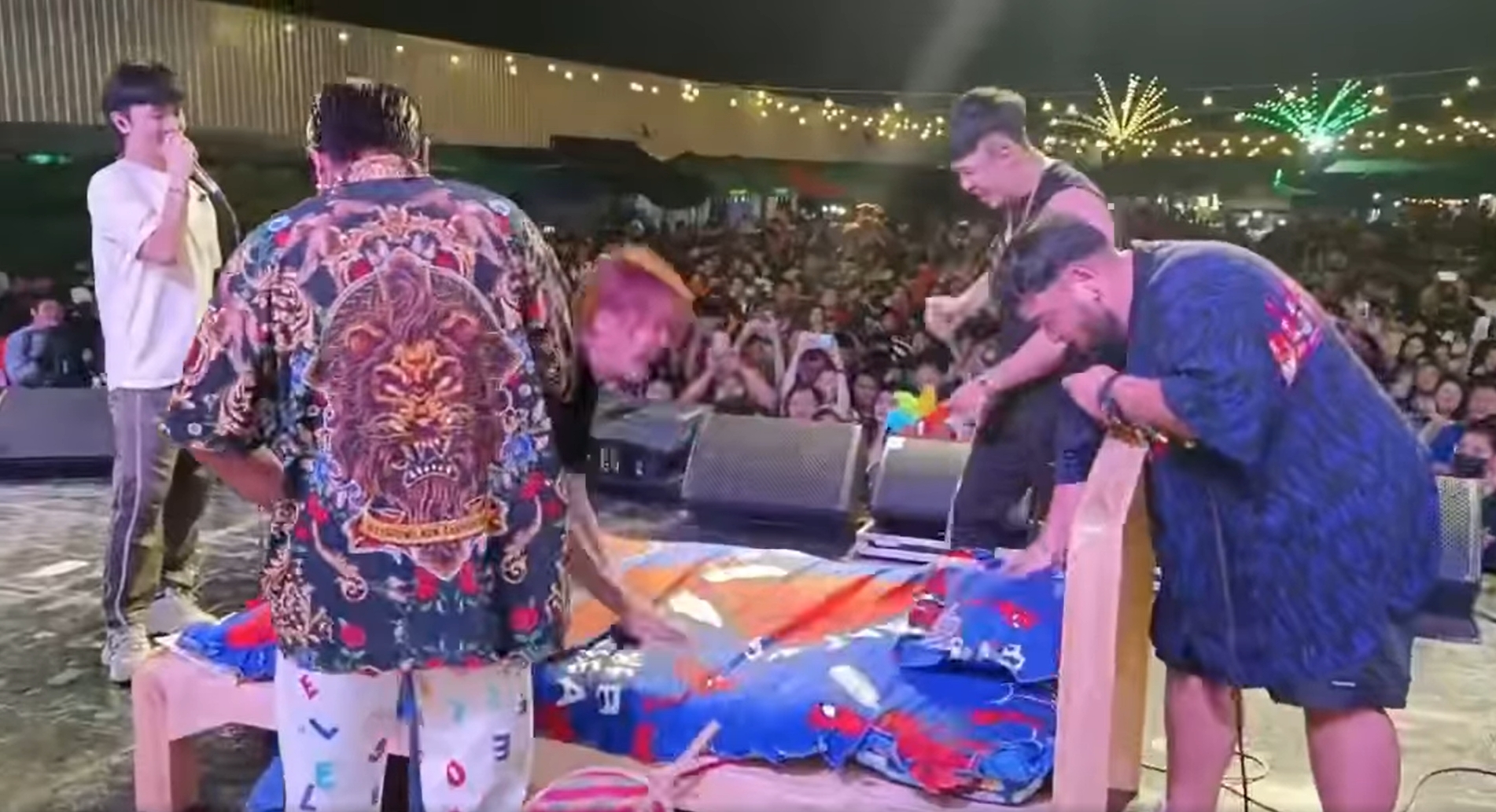 เล่นคอนเสิร์ต