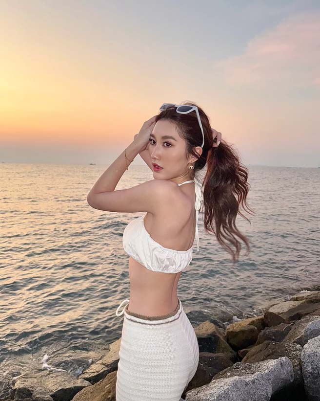 เบส รักษ์วนีย์ เปิดโหมดเซ็กซี่ สวมทูพีซ อวดหุ่นสวยเป๊ะ