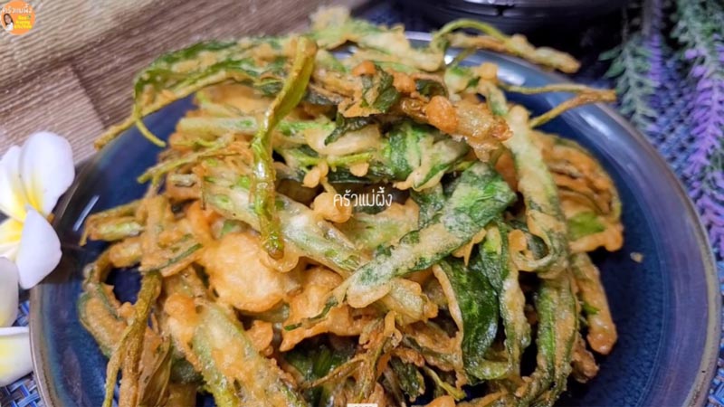 ยำผักบุ้งกรอบ