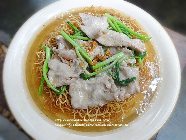 ราดหน้าหมู (หมี่กรอบ)