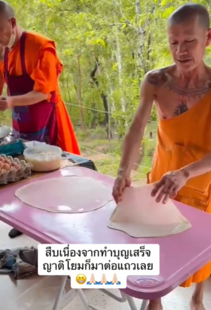 พระทำโรตี