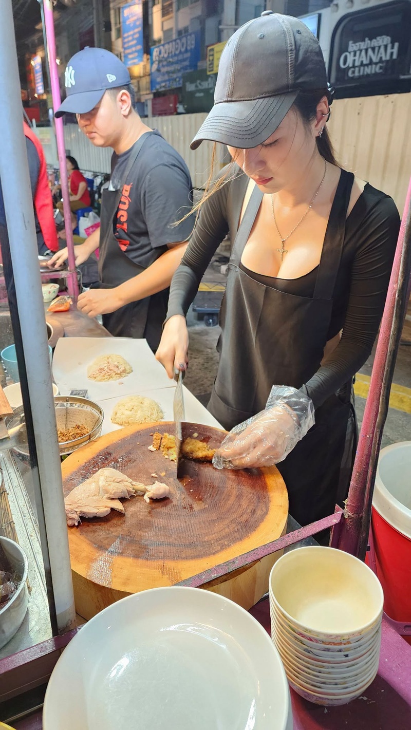 แม่ค้าข้าวมันไก่