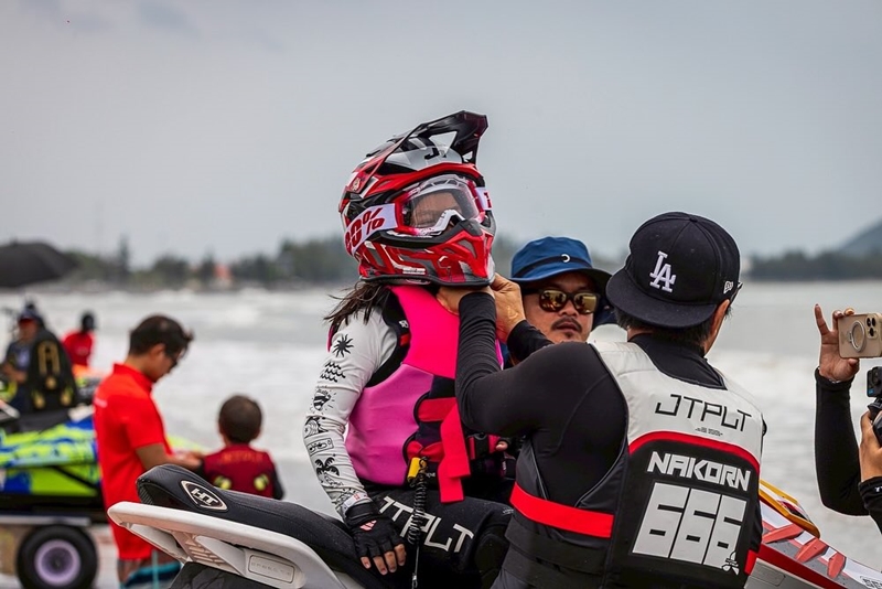 น้องออเกรซ แข่งเจ็ตสกีครั้งแรกในวัย 8 ขวบ