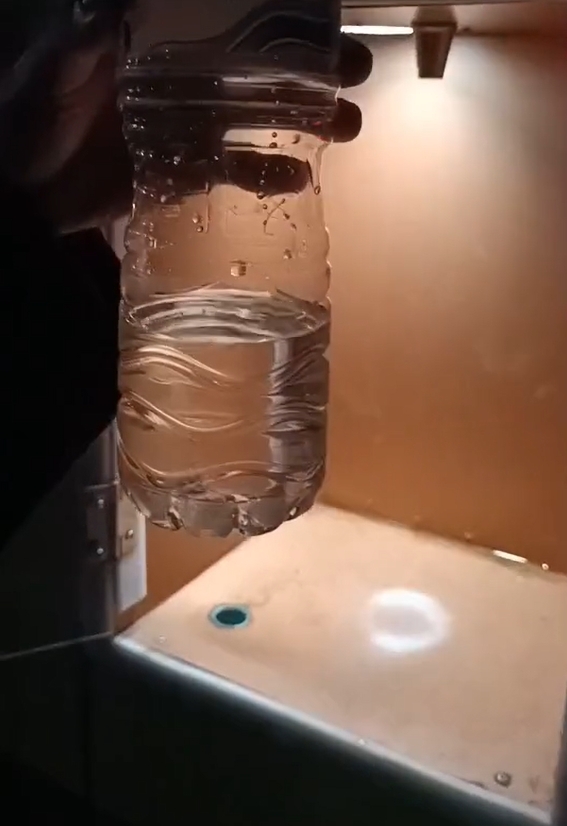 ตู้น้ำหยอดเหรียญ