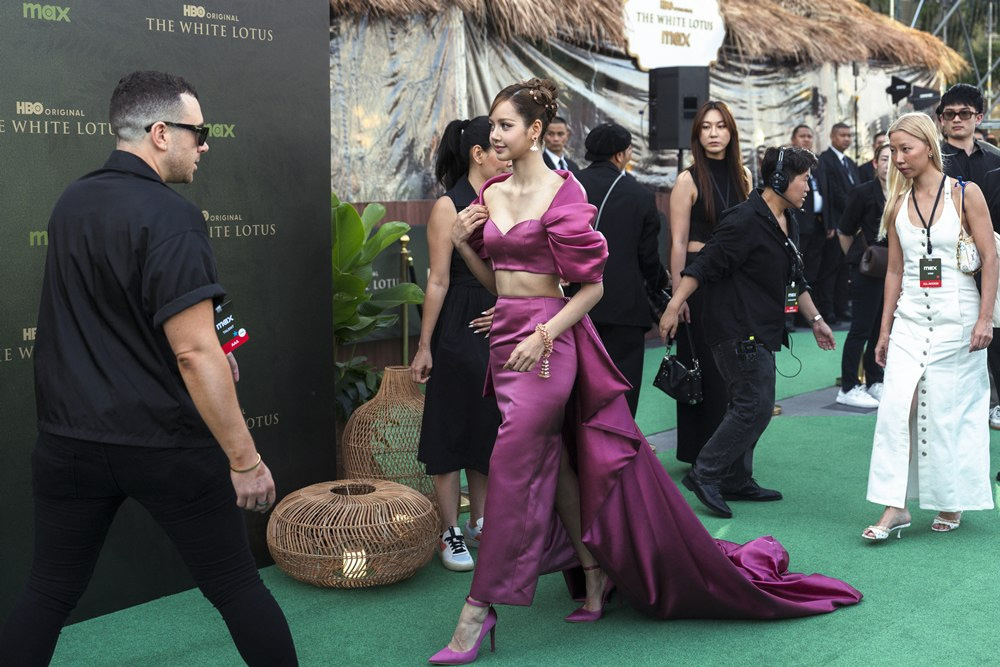 ลิซ่า สวมชุดผ้าไหมไทย ร่วมงานพรีเมียร์ซีรีส์ The White Lotus ที่ไอคอนสยาม