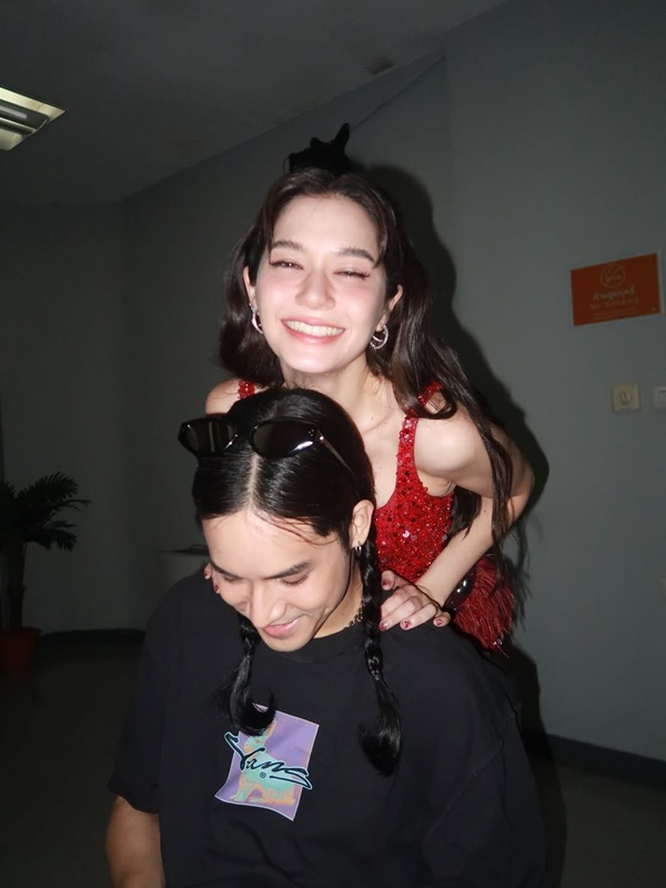 วี วิโอเลต อวยพรวันเกิด เก้า จิรายุ 