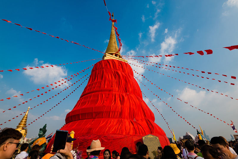 ประเพณีห่มผ้าแดง ถวายองค์พระเจดีย์บรมบรรพต (ภูเขาทอง)