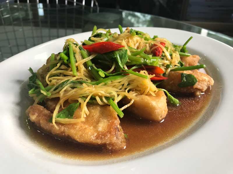 ปลากระพงผัดขึ้นฉ่าย