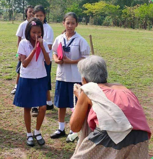 คุณยายถือพวงมาลัย