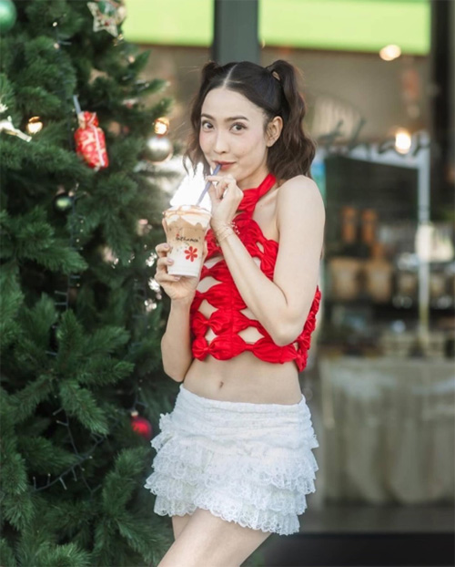 12 ไอเดียแต่งตัววันคริสต์มาส 2567 ส่องลุคสุดน่ารัก เข้ากับเทศกาล แถมไม่ดูโอเว่อร์