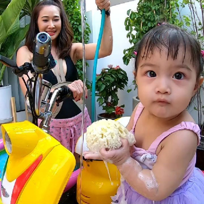 กุ้งพลอย กนิษฐรินทร์