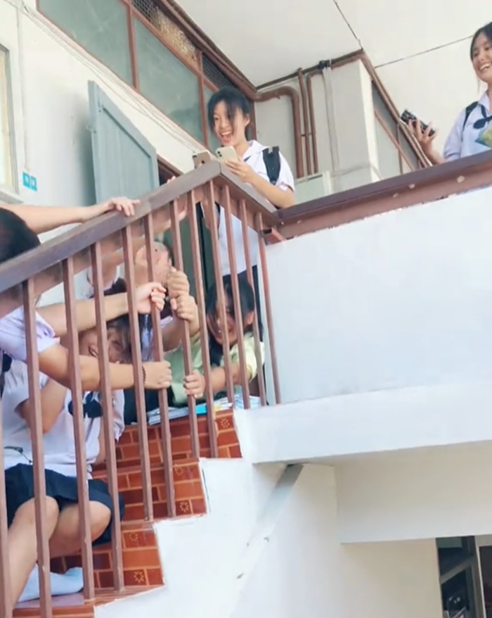 แอบส่อง