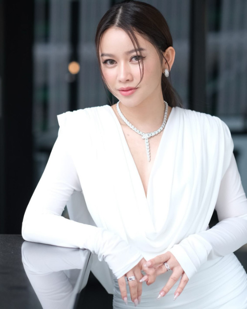 เมย์ ดร.วาสนา อินทะแสง ประวัตินักธุรกิจสาวสวย รวย เก่ง เจ้าของ Rolling Round