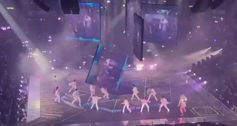 จอร่วงใส่แดนเซอร์กลางคอนเสิร์ต