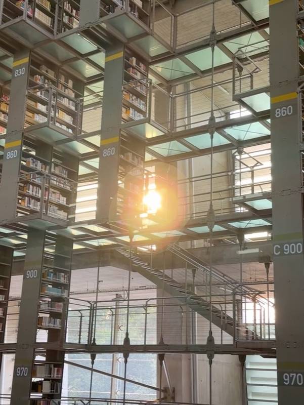 เต้ย จรินทร์พร รีวิวห้องสมุดสุดโปรด แต่ช็อตนี้แฟนหนุ่มแย่งซีน