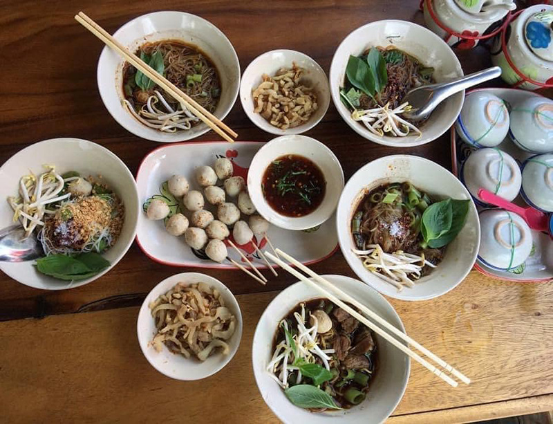 ก๋วยเตี๋ยวเรือน้ำตก + ลูกชิ้นปิ้ง ร้านก๋วยเตี๋ยวเรือ เจ้าสัว อ่อนนุช