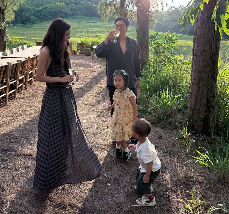 มิว นิษฐา โชว์หุ่นสุดเป๊ะ ควงไฮโซเซนต์ สามีและลูก เที่ยวเขาใหญ่ 