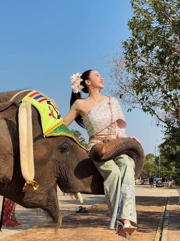 มายด์ ณภศศิ ถ่ายรูปนั่งงาช้าง