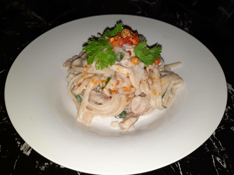 สปาเกตตีซอสต้มข่าไก่