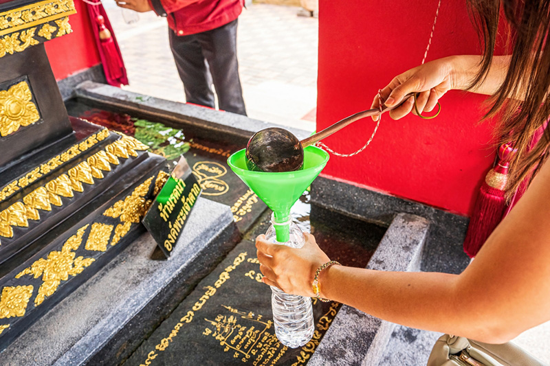 วัดหงส์รัตนาราม อาบน้ำมนต์