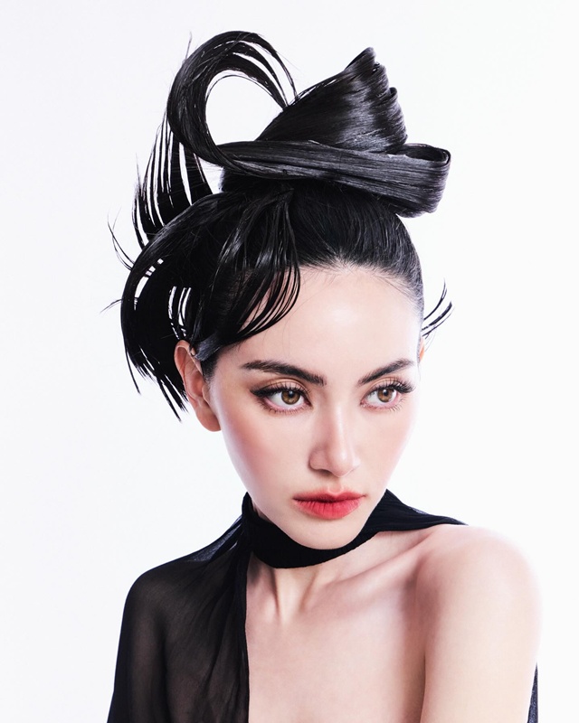 ใหม่ ดาวิกา แซ่บสะดุ้ง อวดเอวสับในชุดเกาะอกตัวจิ๋ว