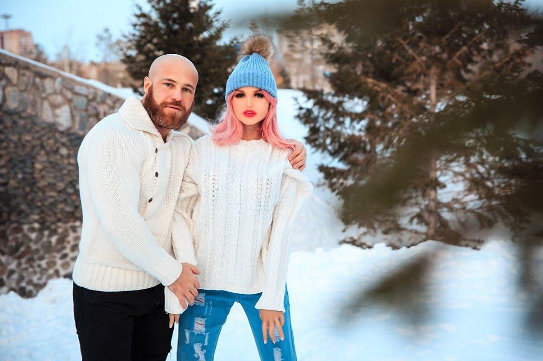 ใช้ชีวิตคู่กับตุ๊กตายาง