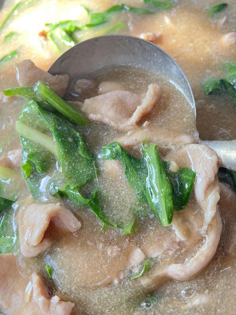 โย่งราดหน้าหมูอึ๋ม ราดหน้า