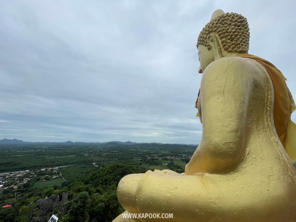 พระพุทธรูปองค์ใหญ่ บนจุดชมวิวถ้ำผาเจาะ