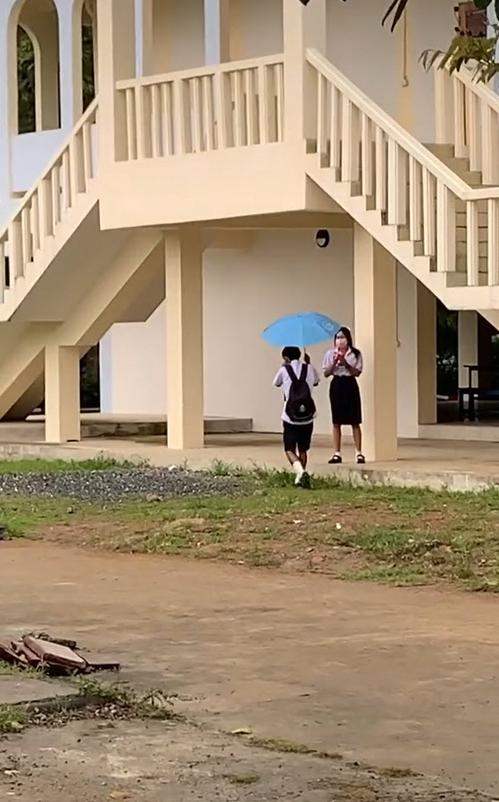 กางร่มให้แฟน