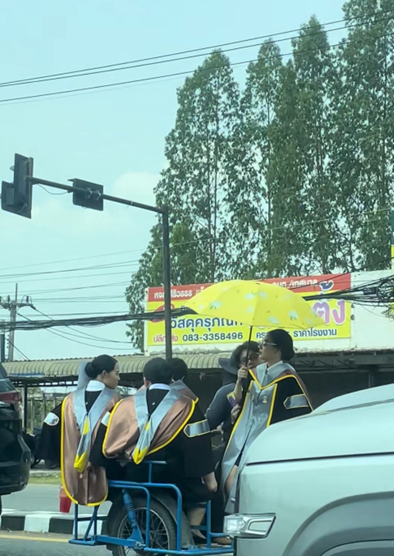 รับปริญญา