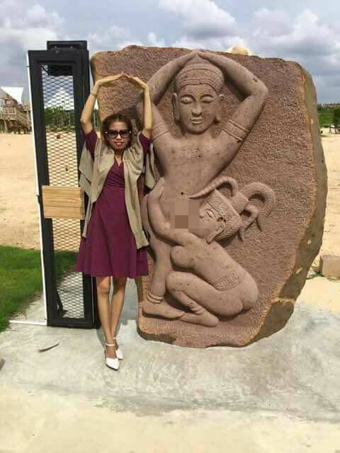 ถ่ายรูปกับรูปปั้น