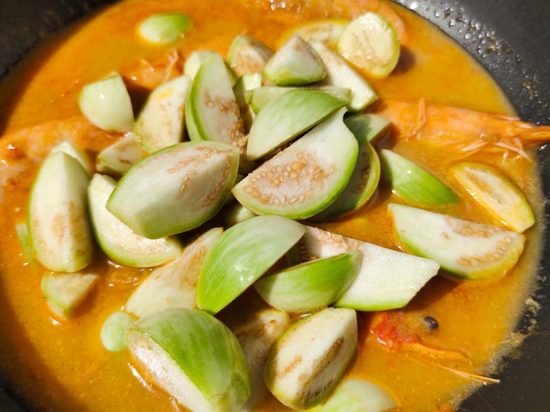 แกงเผ็ดกุ้งมะเขือเปราะ