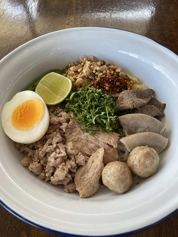 ร้านอาหารซอยลาซาล-แบริ่ง เนื้อตุ๋น ก๋วยเตี๋ยวไทยโบราณแม่พลอย